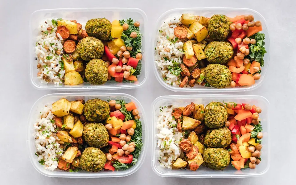 Prepared protein-rich meals in food containers